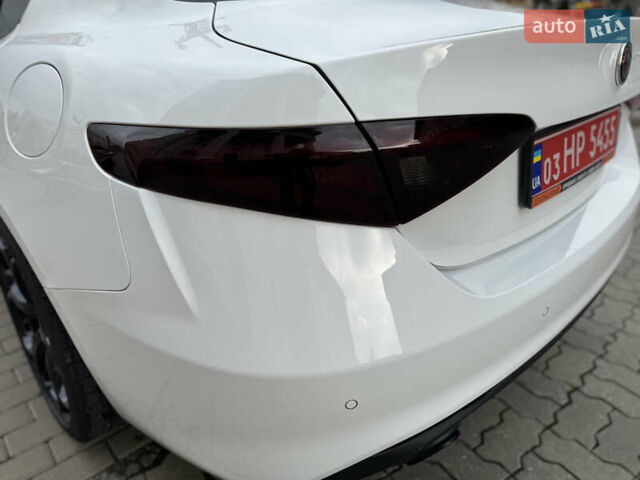 Белый Альфа Ромео Джулия, объемом двигателя 2 л и пробегом 110 тыс. км за 25000 $, фото 28 на Automoto.ua