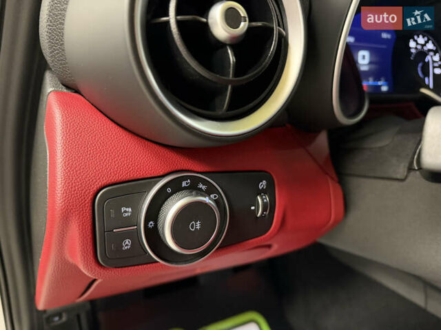 Белый Альфа Ромео Джулия, объемом двигателя 2 л и пробегом 55 тыс. км за 23000 $, фото 25 на Automoto.ua