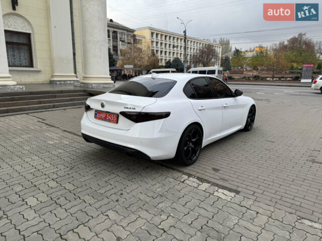 Белый Альфа Ромео Джулия, объемом двигателя 2 л и пробегом 110 тыс. км за 19000 $, фото 16 на Automoto.ua