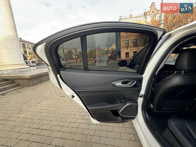 Белый Альфа Ромео Джулия, объемом двигателя 2 л и пробегом 110 тыс. км за 25000 $, фото 35 на Automoto.ua