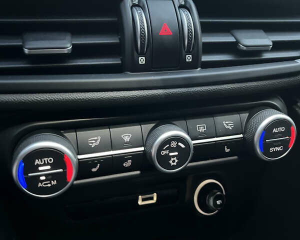 Білий Альфа Ромео Джулія, об'ємом двигуна 2 л та пробігом 82 тис. км за 24000 $, фото 11 на Automoto.ua