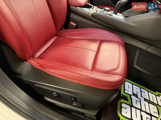 Белый Альфа Ромео Джулия, объемом двигателя 2 л и пробегом 55 тыс. км за 23000 $, фото 32 на Automoto.ua