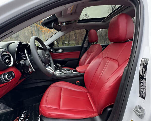 Белый Альфа Ромео Джулия, объемом двигателя 2 л и пробегом 40 тыс. км за 24999 $, фото 7 на Automoto.ua