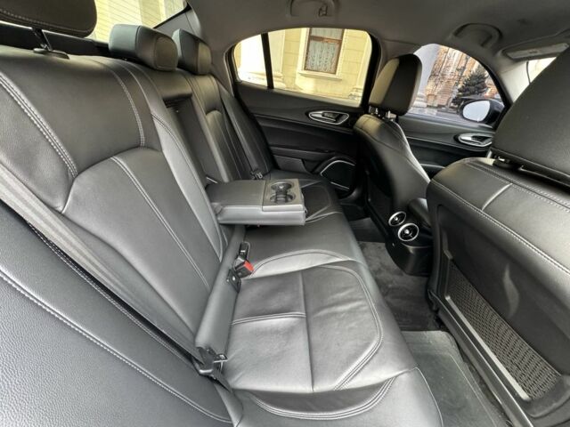 Белый Альфа Ромео Джулия, объемом двигателя 2 л и пробегом 110 тыс. км за 25000 $, фото 14 на Automoto.ua