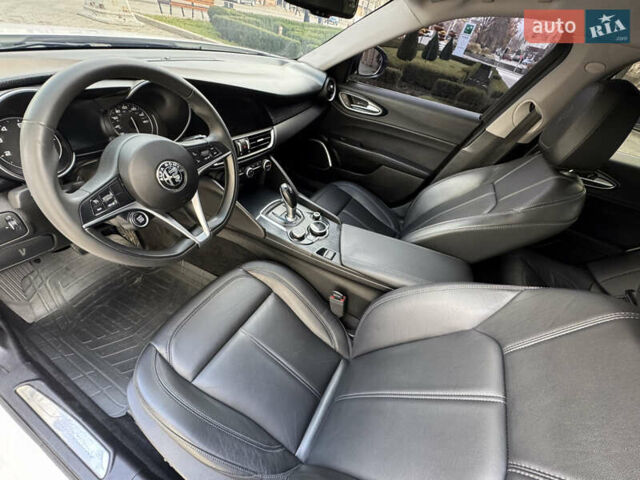 Белый Альфа Ромео Джулия, объемом двигателя 2 л и пробегом 110 тыс. км за 25000 $, фото 53 на Automoto.ua