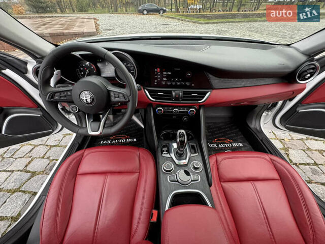 Білий Альфа Ромео Джулія, об'ємом двигуна 2 л та пробігом 40 тис. км за 22999 $, фото 16 на Automoto.ua