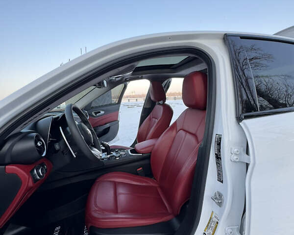 Білий Альфа Ромео Джулія, об'ємом двигуна 2 л та пробігом 40 тис. км за 22999 $, фото 142 на Automoto.ua