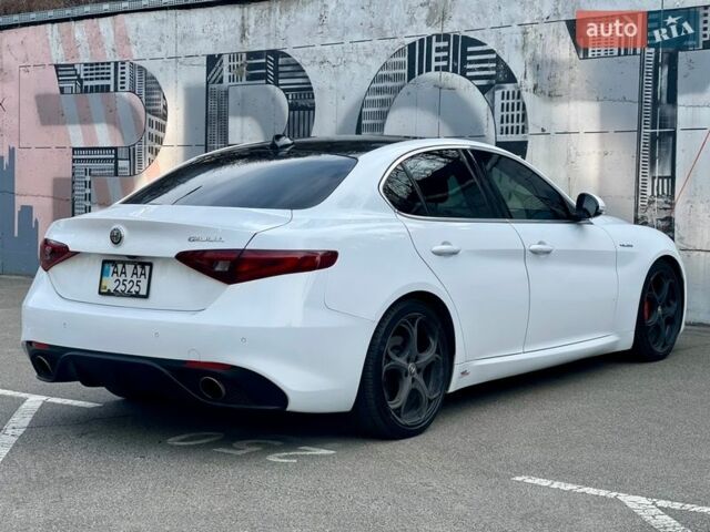 Білий Альфа Ромео Джулія, об'ємом двигуна 2 л та пробігом 74 тис. км за 21500 $, фото 2 на Automoto.ua