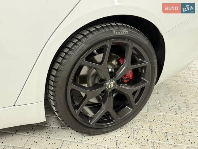 Белый Альфа Ромео Джулия, объемом двигателя 2 л и пробегом 55 тыс. км за 23000 $, фото 40 на Automoto.ua