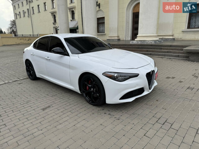 Белый Альфа Ромео Джулия, объемом двигателя 2 л и пробегом 110 тыс. км за 19000 $, фото 18 на Automoto.ua