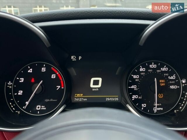 Білий Альфа Ромео Джулія, об'ємом двигуна 2 л та пробігом 74 тис. км за 21500 $, фото 9 на Automoto.ua