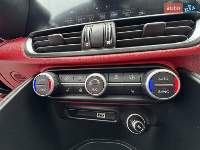 Білий Альфа Ромео Джулія, об'ємом двигуна 2 л та пробігом 40 тис. км за 22999 $, фото 21 на Automoto.ua