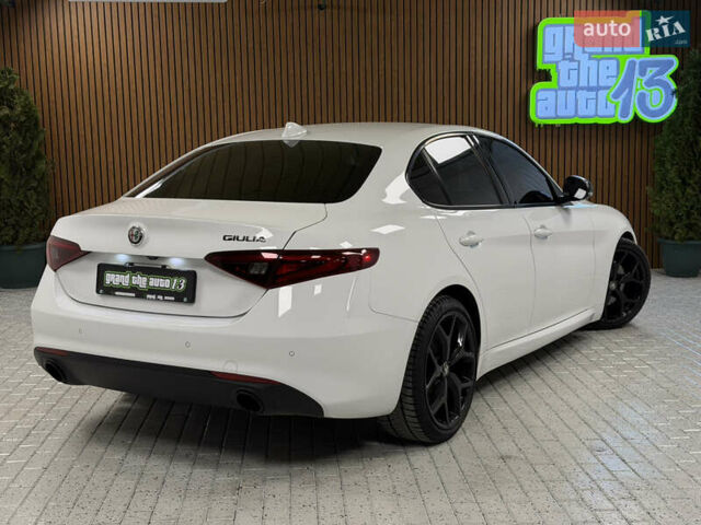 Белый Альфа Ромео Джулия, объемом двигателя 2 л и пробегом 55 тыс. км за 23000 $, фото 47 на Automoto.ua