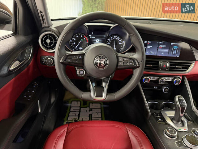 Белый Альфа Ромео Джулия, объемом двигателя 2 л и пробегом 55 тыс. км за 23000 $, фото 15 на Automoto.ua