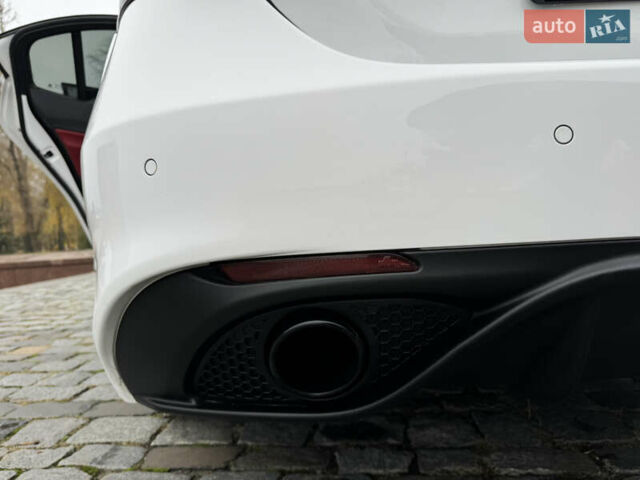 Білий Альфа Ромео Джулія, об'ємом двигуна 2 л та пробігом 40 тис. км за 22999 $, фото 105 на Automoto.ua
