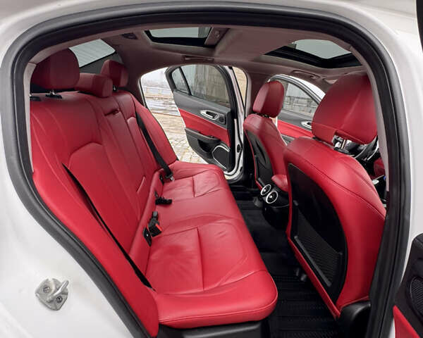 Белый Альфа Ромео Джулия, объемом двигателя 2 л и пробегом 40 тыс. км за 24999 $, фото 19 на Automoto.ua