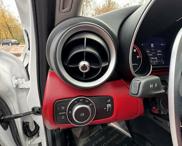 Білий Альфа Ромео Джулія, об'ємом двигуна 2 л та пробігом 40 тис. км за 22999 $, фото 45 на Automoto.ua