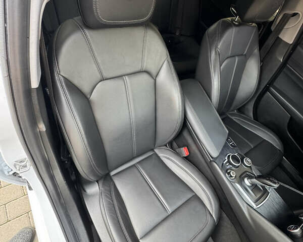 Белый Альфа Ромео Джулия, объемом двигателя 2 л и пробегом 110 тыс. км за 25000 $, фото 44 на Automoto.ua