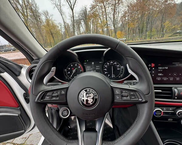 Белый Альфа Ромео Джулия, объемом двигателя 2 л и пробегом 40 тыс. км за 24999 $, фото 131 на Automoto.ua