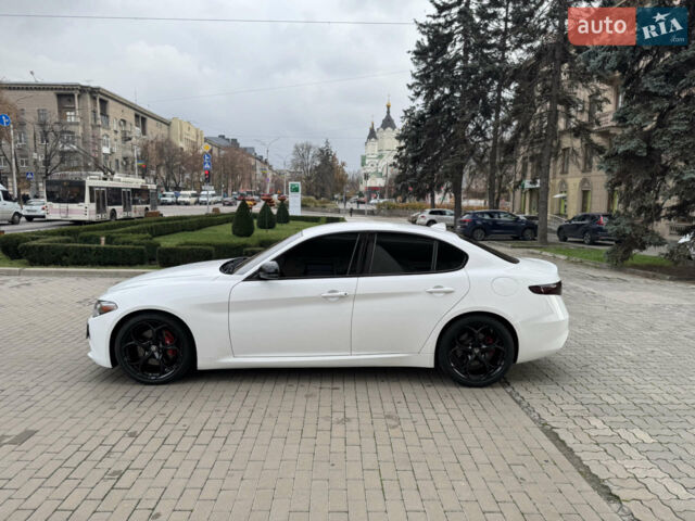 Белый Альфа Ромео Джулия, объемом двигателя 2 л и пробегом 110 тыс. км за 19000 $, фото 3 на Automoto.ua