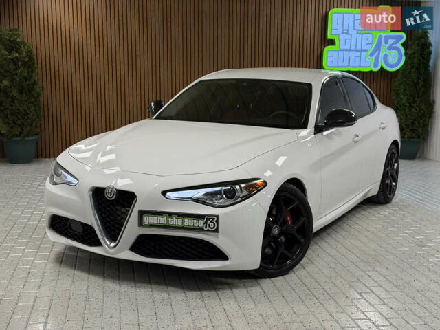 Белый Альфа Ромео Джулия, объемом двигателя 2 л и пробегом 55 тыс. км за 23000 $, фото 2 на Automoto.ua