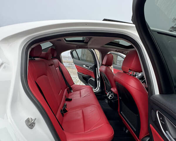 Белый Альфа Ромео Джулия, объемом двигателя 2 л и пробегом 40 тыс. км за 24999 $, фото 8 на Automoto.ua