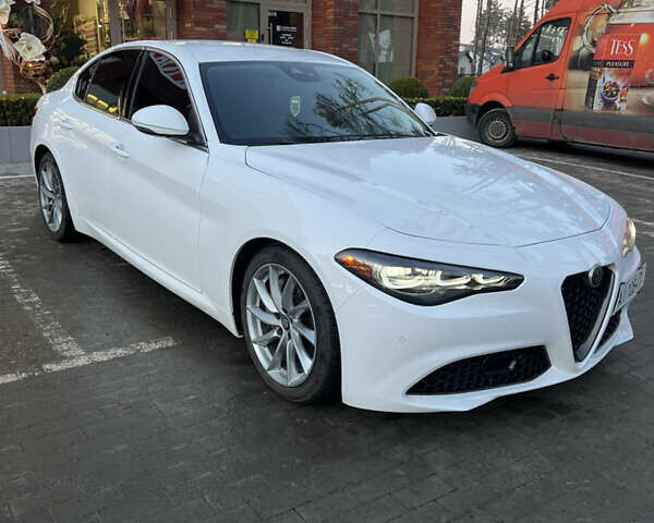 Білий Альфа Ромео Джулія, об'ємом двигуна 2 л та пробігом 82 тис. км за 24000 $, фото 1 на Automoto.ua