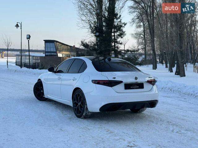 Білий Альфа Ромео Джулія, об'ємом двигуна 2 л та пробігом 40 тис. км за 22999 $, фото 166 на Automoto.ua