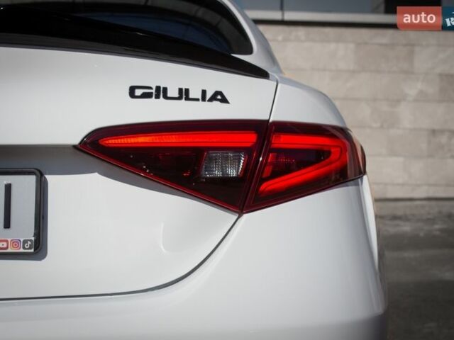 Белый Альфа Ромео Джулия, объемом двигателя 2 л и пробегом 82 тыс. км за 23800 $, фото 43 на Automoto.ua