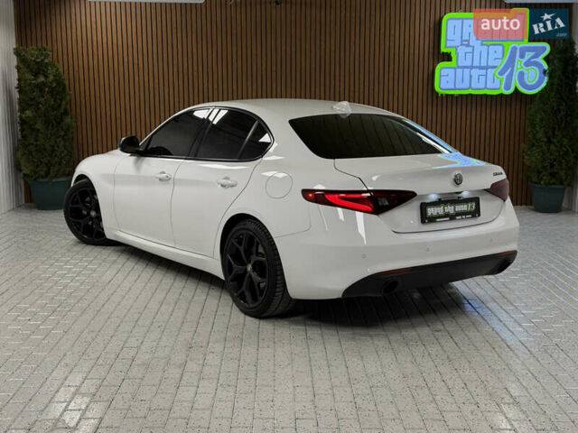 Белый Альфа Ромео Джулия, объемом двигателя 2 л и пробегом 55 тыс. км за 23000 $, фото 42 на Automoto.ua