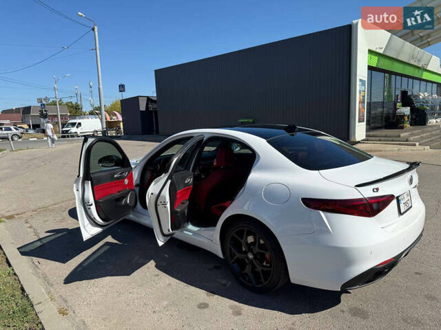 Белый Альфа Ромео Джулия, объемом двигателя 2 л и пробегом 45 тыс. км за 29000 $, фото 6 на Automoto.ua