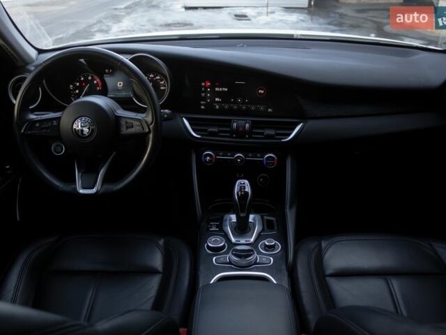 Белый Альфа Ромео Джулия, объемом двигателя 2 л и пробегом 82 тыс. км за 23800 $, фото 12 на Automoto.ua