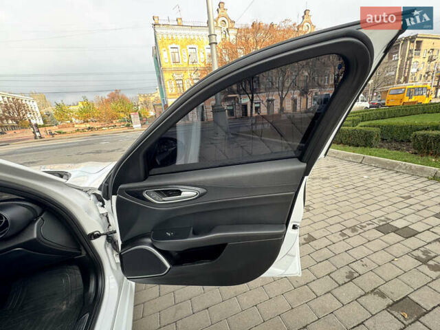 Белый Альфа Ромео Джулия, объемом двигателя 2 л и пробегом 110 тыс. км за 25000 $, фото 48 на Automoto.ua