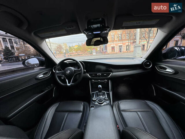 Белый Альфа Ромео Джулия, объемом двигателя 2 л и пробегом 110 тыс. км за 25000 $, фото 45 на Automoto.ua