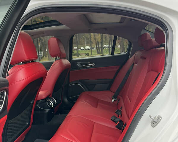 Білий Альфа Ромео Джулія, об'ємом двигуна 2 л та пробігом 40 тис. км за 22999 $, фото 33 на Automoto.ua