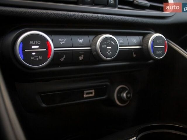 Белый Альфа Ромео Джулия, объемом двигателя 2 л и пробегом 82 тыс. км за 23800 $, фото 22 на Automoto.ua