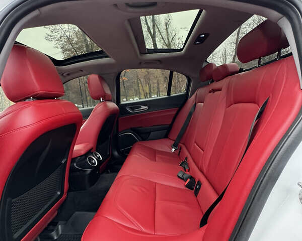 Білий Альфа Ромео Джулія, об'ємом двигуна 2 л та пробігом 40 тис. км за 22999 $, фото 30 на Automoto.ua