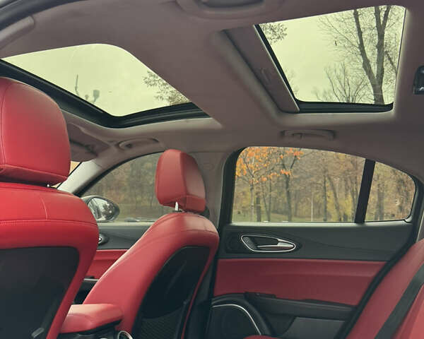 Белый Альфа Ромео Джулия, объемом двигателя 2 л и пробегом 40 тыс. км за 24999 $, фото 31 на Automoto.ua