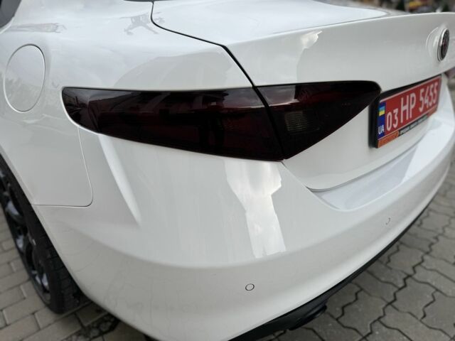 Белый Альфа Ромео Джулия, объемом двигателя 2 л и пробегом 110 тыс. км за 25000 $, фото 10 на Automoto.ua