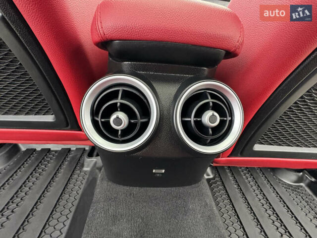 Белый Альфа Ромео Джулия, объемом двигателя 2 л и пробегом 40 тыс. км за 24999 $, фото 18 на Automoto.ua