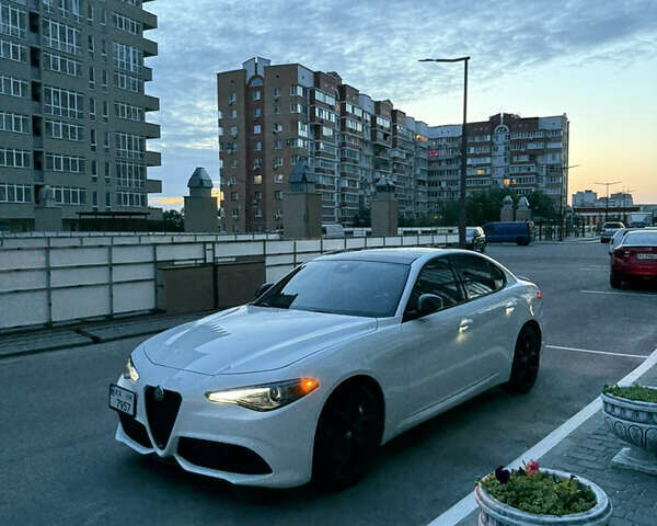 Белый Альфа Ромео Джулия, объемом двигателя 2 л и пробегом 45 тыс. км за 29000 $, фото 3 на Automoto.ua