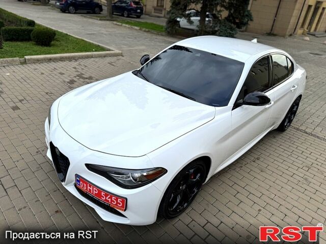 Белый Альфа Ромео Джулия, объемом двигателя 2 л и пробегом 110 тыс. км за 25000 $, фото 1 на Automoto.ua