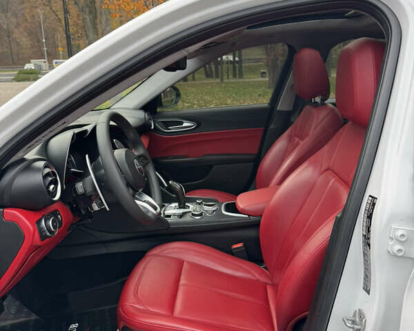 Белый Альфа Ромео Джулия, объемом двигателя 2 л и пробегом 40 тыс. км за 24999 $, фото 28 на Automoto.ua