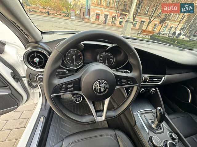 Білий Альфа Ромео Джулія, об'ємом двигуна 2 л та пробігом 110 тис. км за 20000 $, фото 57 на Automoto.ua