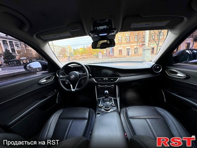 Белый Альфа Ромео Джулия, объемом двигателя 2 л и пробегом 110 тыс. км за 25000 $, фото 8 на Automoto.ua