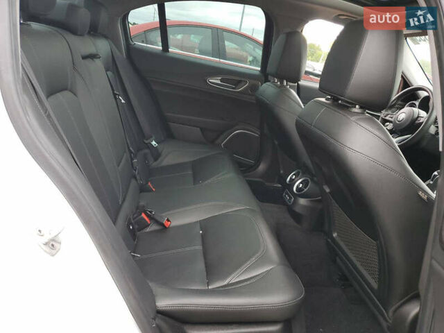 Альфа Ромео Джулія 2020 у Києві на Automoto.ua Білий Альфа Ромео Джулія, об'ємом двигуна 2 л та пробігом 50 тис. км за 18650 $, фото 9 на Automoto.ua