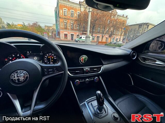 Белый Альфа Ромео Джулия, объемом двигателя 2 л и пробегом 110 тыс. км за 25000 $, фото 11 на Automoto.ua