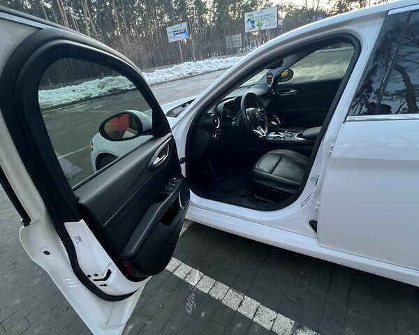 Білий Альфа Ромео Джулія, об'ємом двигуна 2 л та пробігом 82 тис. км за 24000 $, фото 7 на Automoto.ua