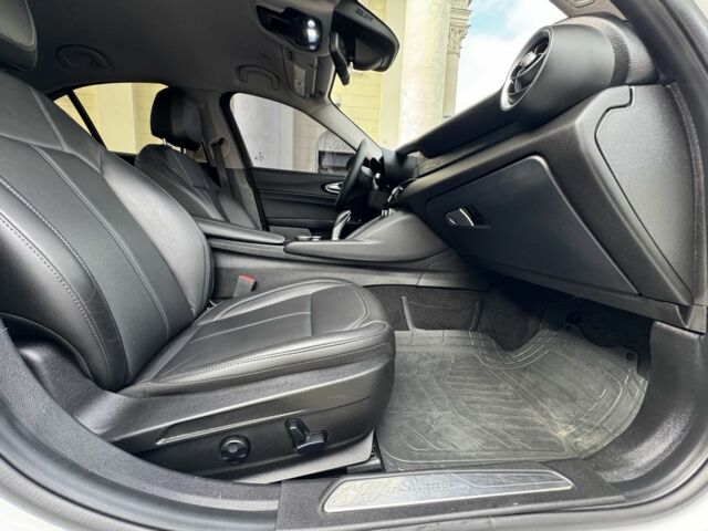 Белый Альфа Ромео Джулия, объемом двигателя 2 л и пробегом 110 тыс. км за 25000 $, фото 16 на Automoto.ua