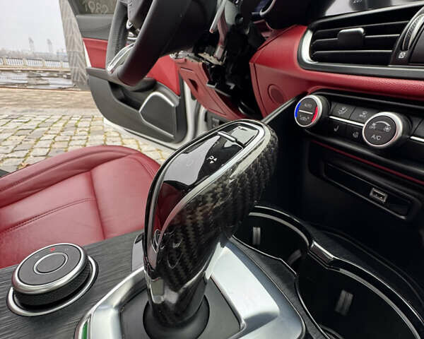 Белый Альфа Ромео Джулия, объемом двигателя 2 л и пробегом 40 тыс. км за 24999 $, фото 23 на Automoto.ua